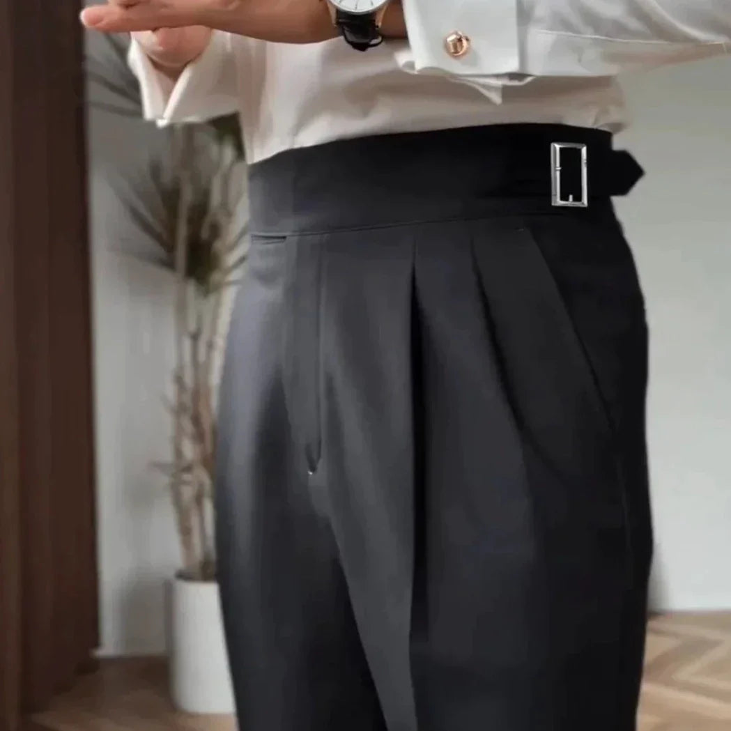 Pantaloni da uomo a vita alta – Vestibilità sartoriale – Davanti plissettato – Fibbia laterale regolabile